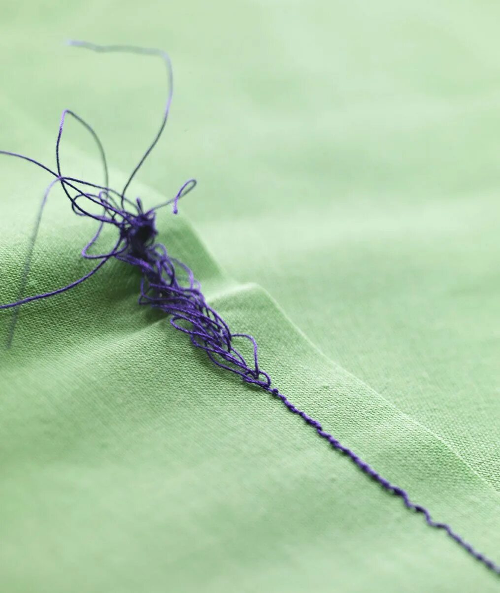 Швейная машинка путается нить снизу. Сшить нитками. Саморассасывающиеся нитки. Петляет нить в швейной машине.