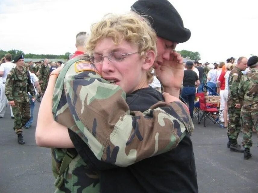 Младший брат войны. Солдаты плачут обнимаются. Солдат прощается с братом. Провожаем брата в армию. Провожаем брата на войну.