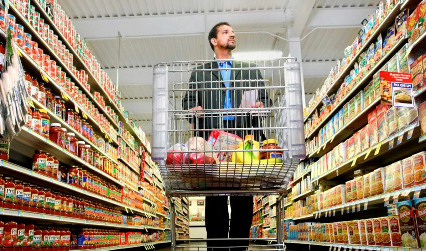 Количество товара которые покупатели готовы купить. Супермаркет полки с продуктами. Люди с тележками в супермаркете. Полка супермаркета. Магазинная полка с продуктами.