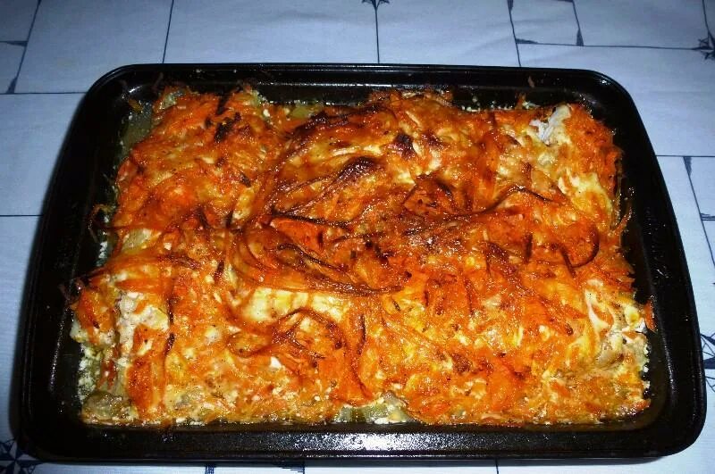 Скумбрия с морковкой и луком. Скумбрия в духовке с морковью и луком. Скумбрия запеченная в духовке с луком. Скумбрия с луком и морковкой в духовке. Скумбрия с морковью и луком запеченная в духовке.