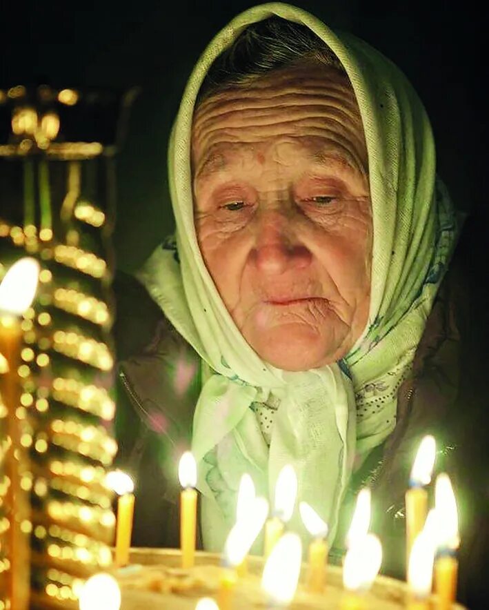плач богородицы стихи. мать молится. песня у святого храма плачет слезою мама. бабушка молится. женщина молится.