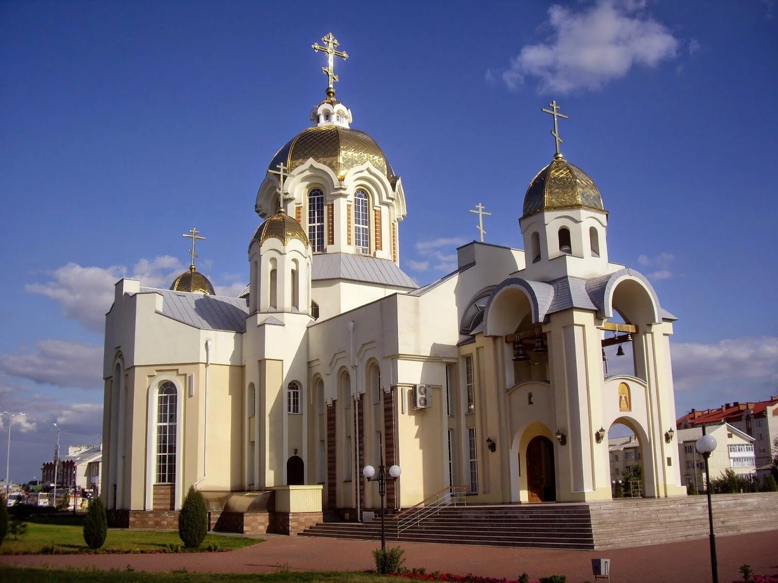 Фонтаны россошь. Россошь центр города. Церковь россошь с закат. Город россошь воронежская область. Молодежный центр город г россошь.