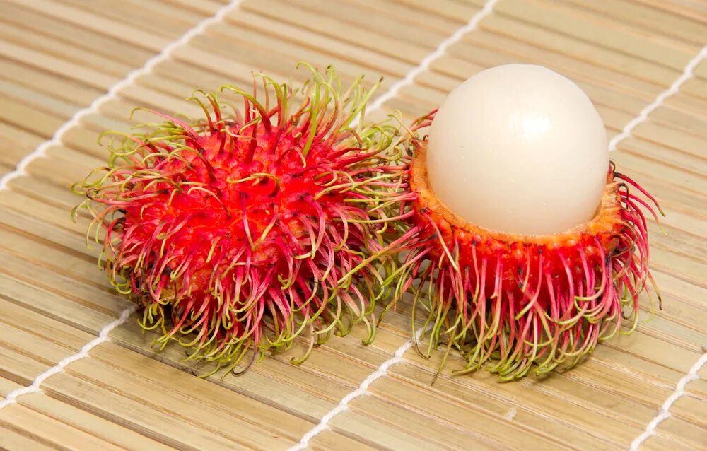 Личи драконий глаз. Ягода яйцо. Фрукт похожий на личи. Питайя драконий. Ягода яйцо.