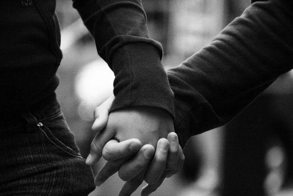 Держание за руки. Go hand in hand. Люди держатся за руки. Держаться за руки осень. Женщина и мужчина зм руку.