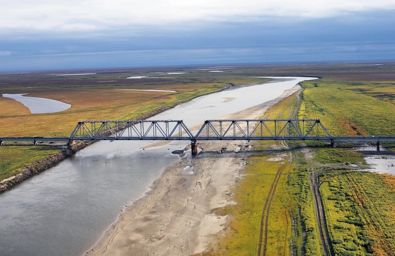 Самый длинный переход. Река Юрибей на Ямале. Мост ЖД через Юрибей. ЖД мост через реку Юрибей. Мост через реку Юрибей Ямал.
