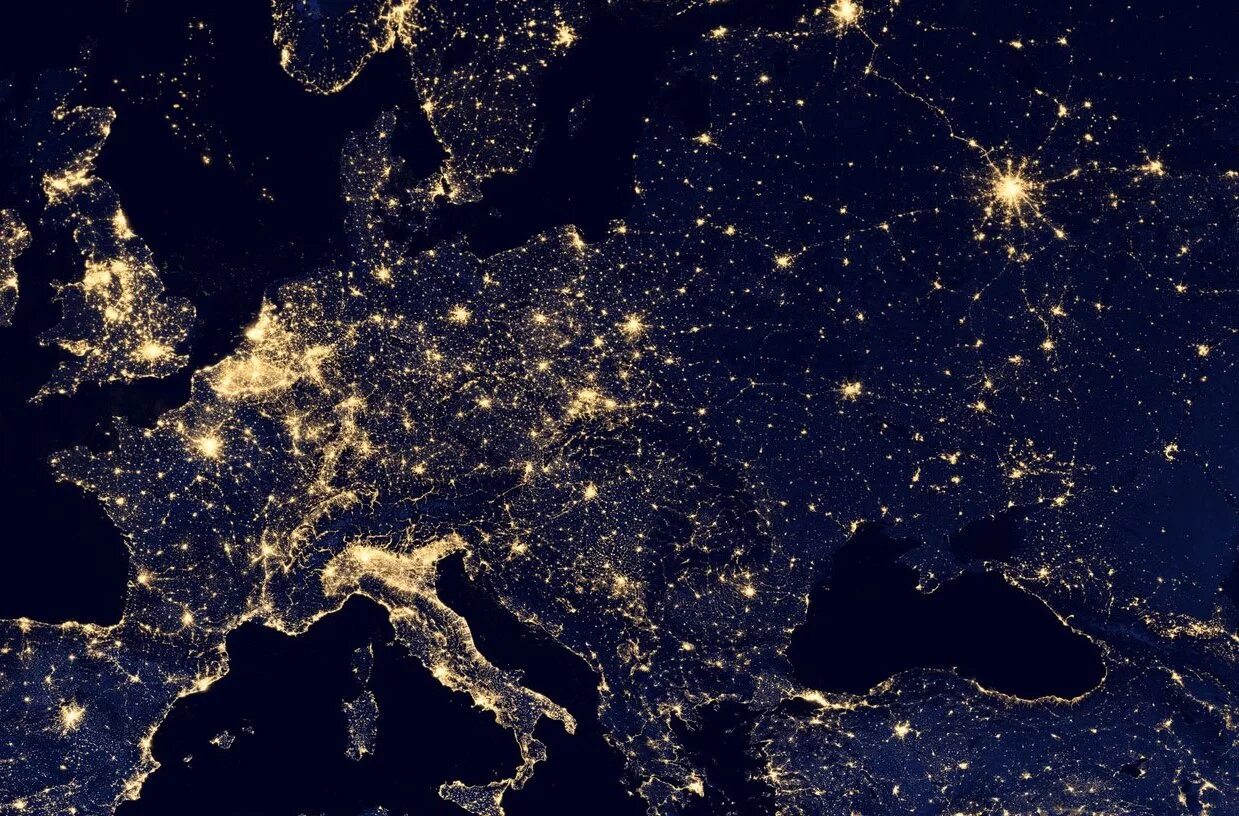 Карта России ночью со спутника. Ночной снимок России из космоса. Ночная карта Европы со спутника. Европа из космоса ночью.
