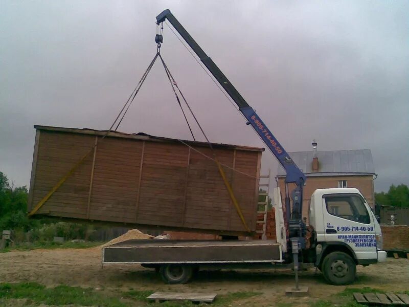 Манипулятор с бытовкой. Кран манипулятор бытовка. Перевозка бытовок на камаз 43118 с манипулятором. Перевозка бытовок манипулятором. Манипулятор для бытовки.