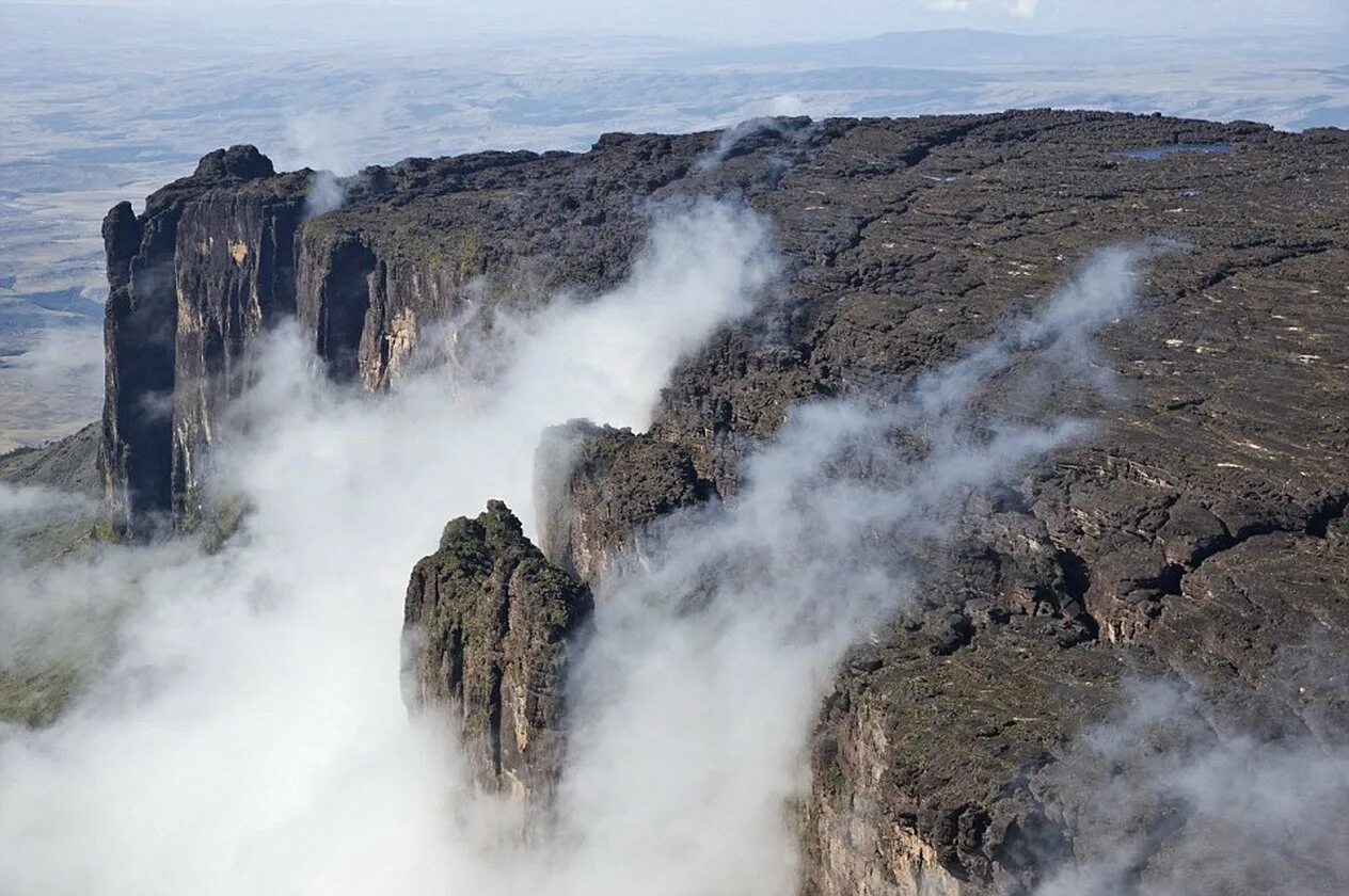 Самый высокий водопад гвианском плоскогорье. Тепуи Рорайма. Венесуэла плато Рорайма. Венесуэла плато Тепуи. Венесуэла горы Тепуи.