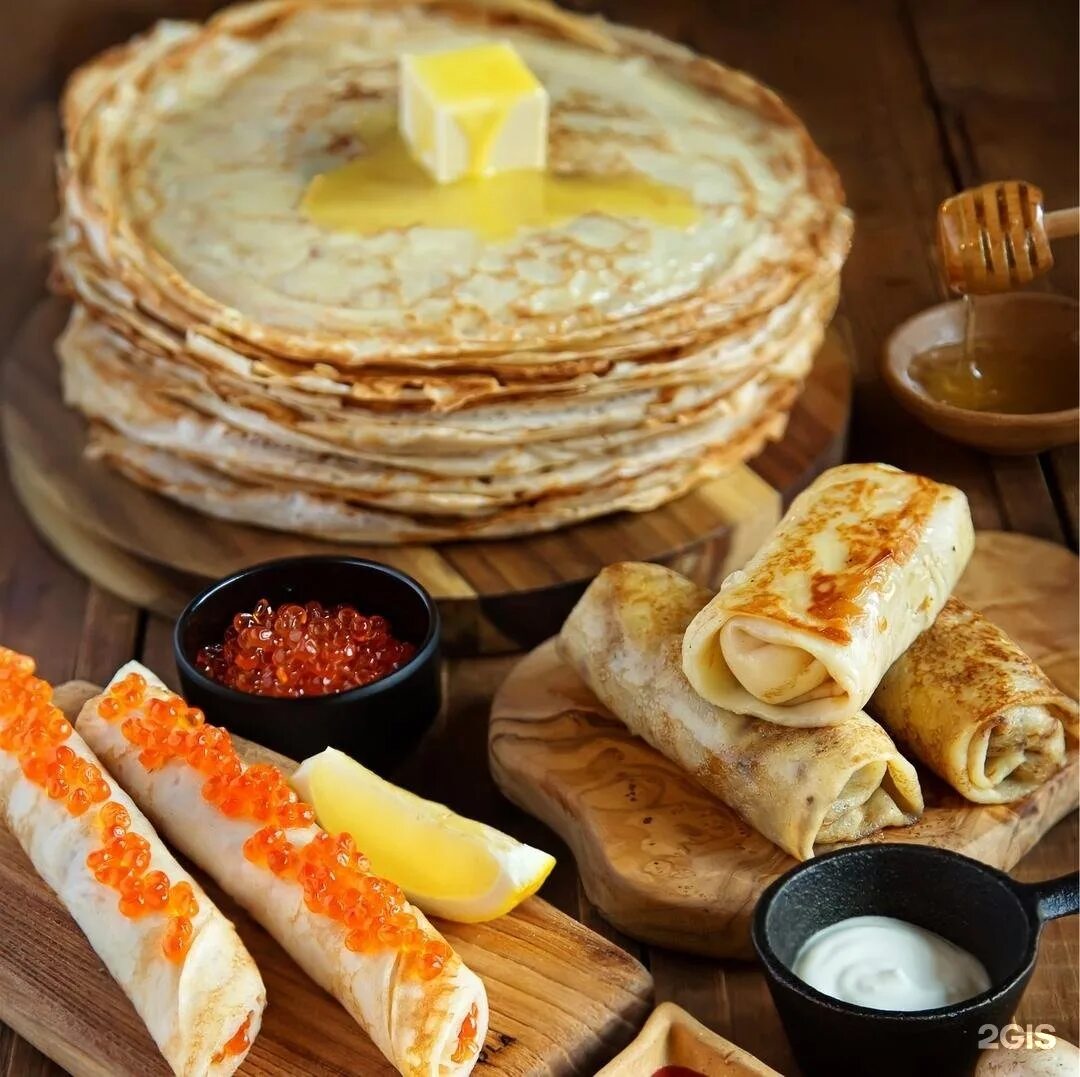 Блины. Национальная кухня россии. Ярмарка с блинами зимой. Угощения на масленицу. Блины с маслом.