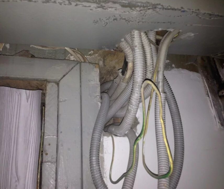 Проводка по потолку. Электрика по потолку в гофре. Подвес кабеля к потолку ввг 5х70. Провода в штробе. Прокладка кабеля по потолку без гофры.