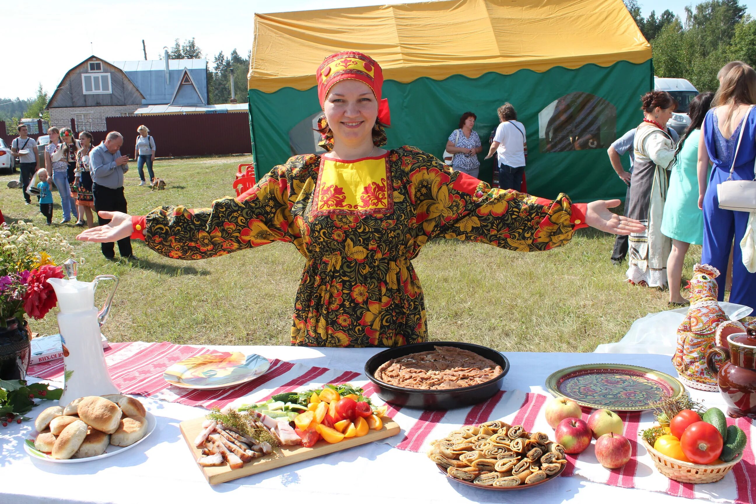 Луковый фестиваль дефиле. Черничный фестиваль в верхнем ландехе. Фестиваль клубники комсомольский район. Ивановская область фестивали. Еао фестиваль уличной культуры.