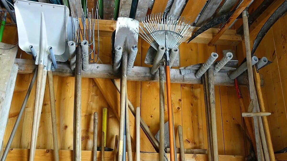 Стеллаж для инструментов в сарай. Хранить в сарае. Полки в сарае. Хранение садового инвентаря в сарае. Хранение садового инвентаря в сарае.