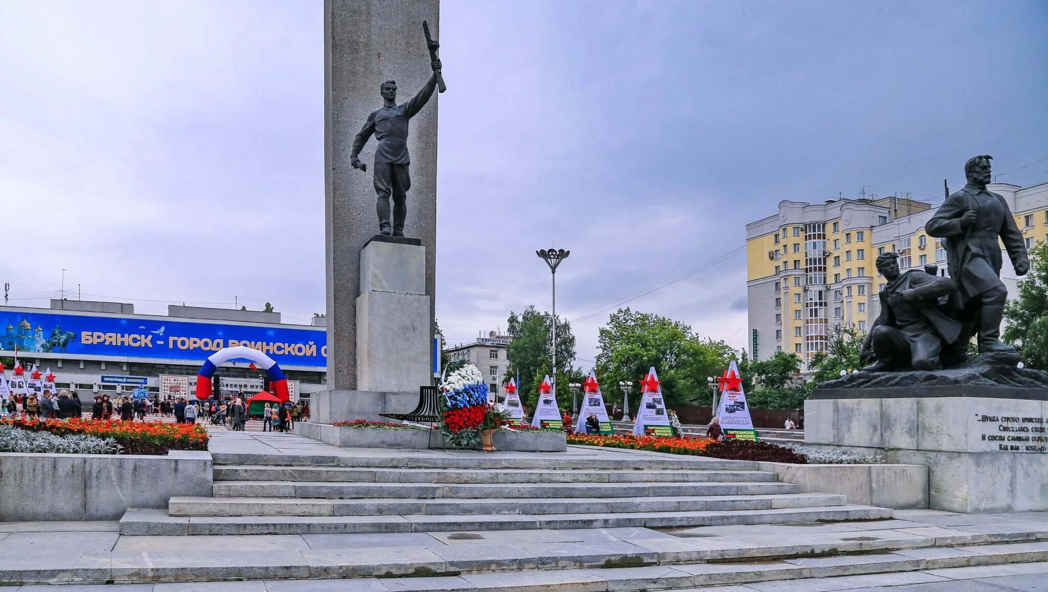 Памятник паристому брянск фото В Брянске разгадали тайну памятника Игнату Фокину