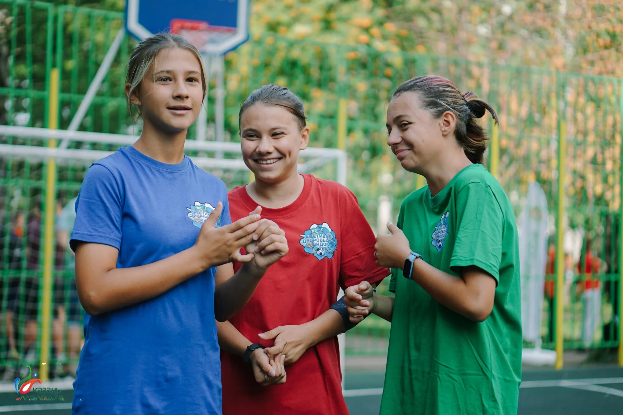 Красивая девчонка со двора. Красивая девчонка со двора. Красивая девочка во дворе. Наши женщины во дворе. Босая женщина на улице.