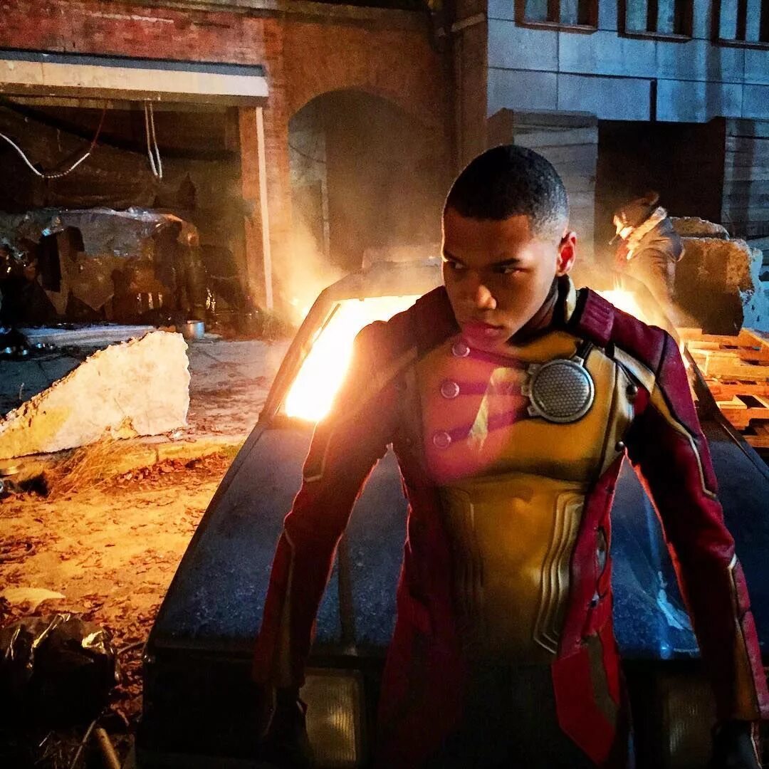 Tomorrow dc. Легенды завтрашнего дня 1 сезон. Малус легенды завтрашнего дня. Легенды завтрашнего дня тотемы. Легенды завтрашнего дня пришельцы.