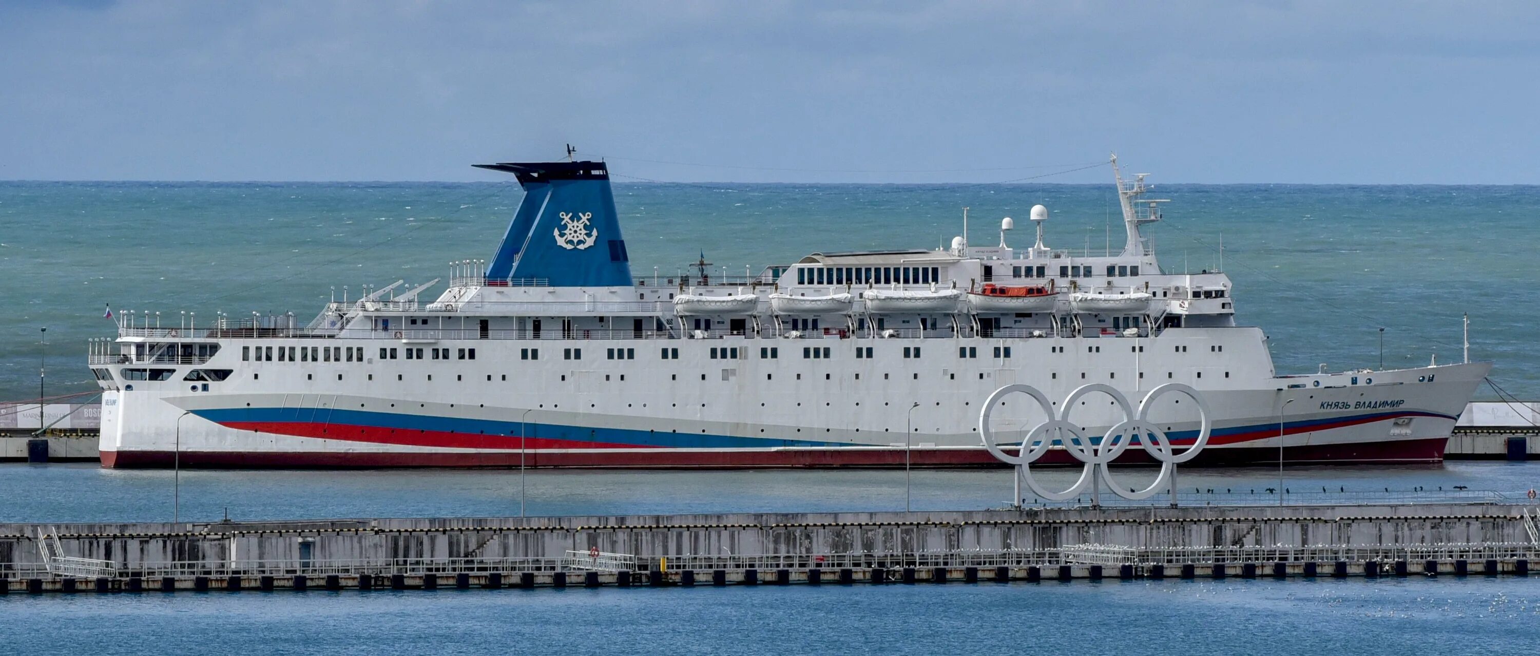 Корабль князь владимир сочи. Князь владимир круизный лайнер. Теплоход князь владимир сочи. Круиз на теплоходе по черному морю. Князь владимир круизный лайнер сочи.