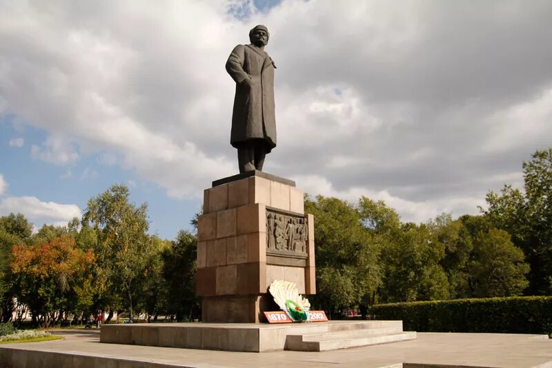 Памятник Ленину в Минусинске. Памятник Щетинкину в Минусинске. Площадь Ленина Минусинск. Площадь Победы Минусинск.