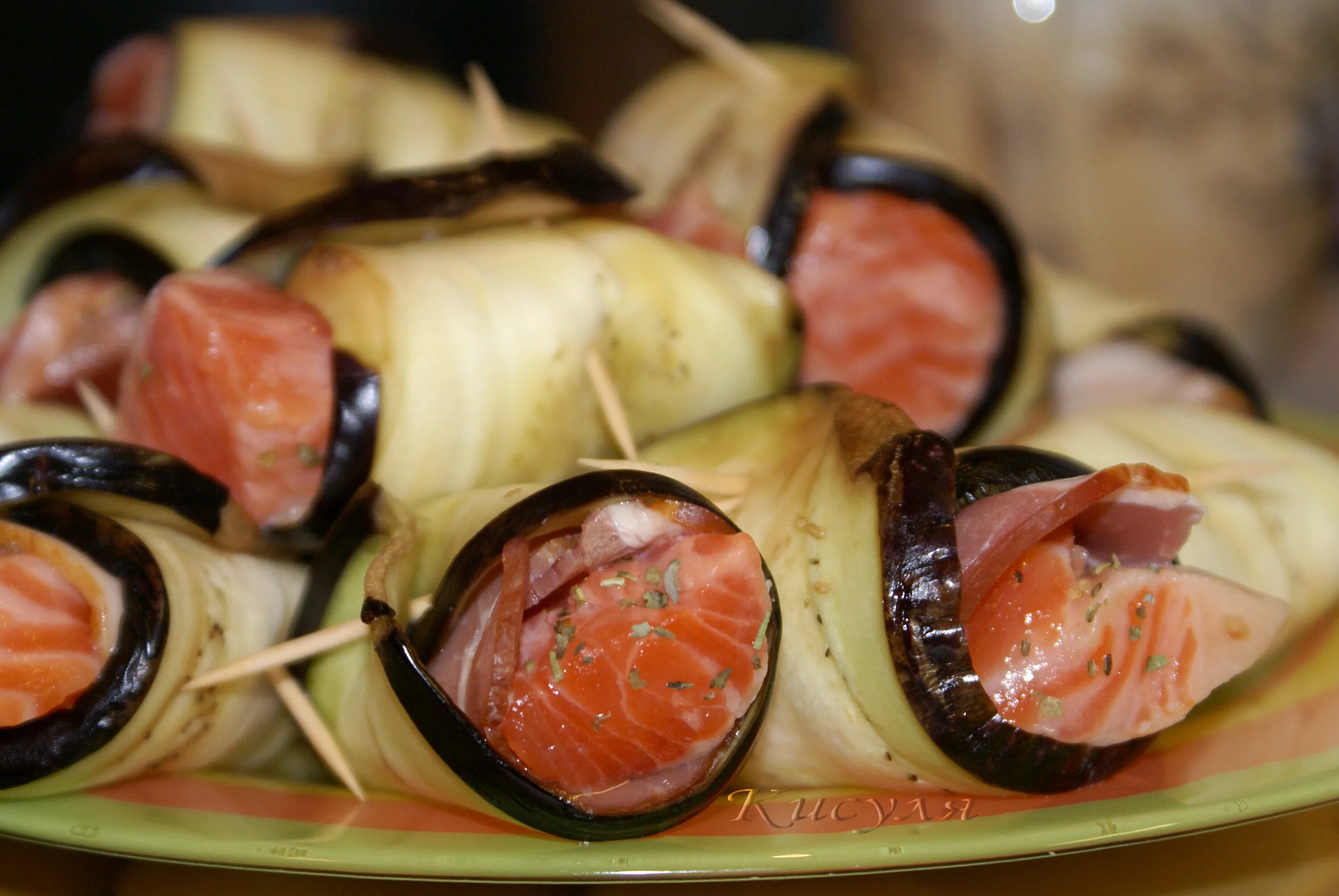 Рыба с баклажанами. Баклажан с красной рыбой. Рыба с помидорами черри и баклажаном. Рыба запеченная с баклажанами. Баклажаны с рыбой запеченные в духовке.