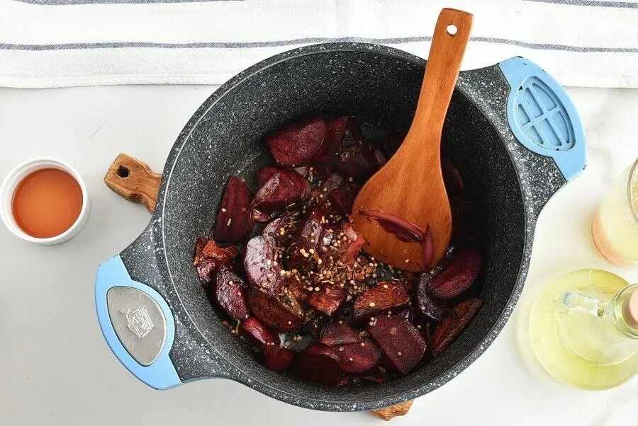 Вареная свекла в кастрюле. Свекла варится. Как сварить свеклу быстро на плите. Вареная свекла в кастрюле. Свекла варится.