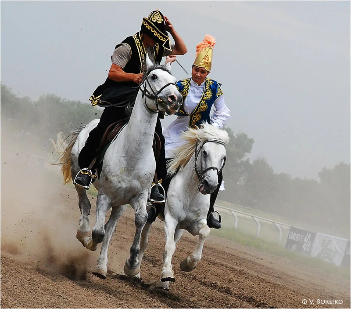 Қыз қуу ойыны. Казахские национальные игры кыз куу. Кыз куумай игра. Казахский народ на лошадях. Казахские национальные игры а лошадях.