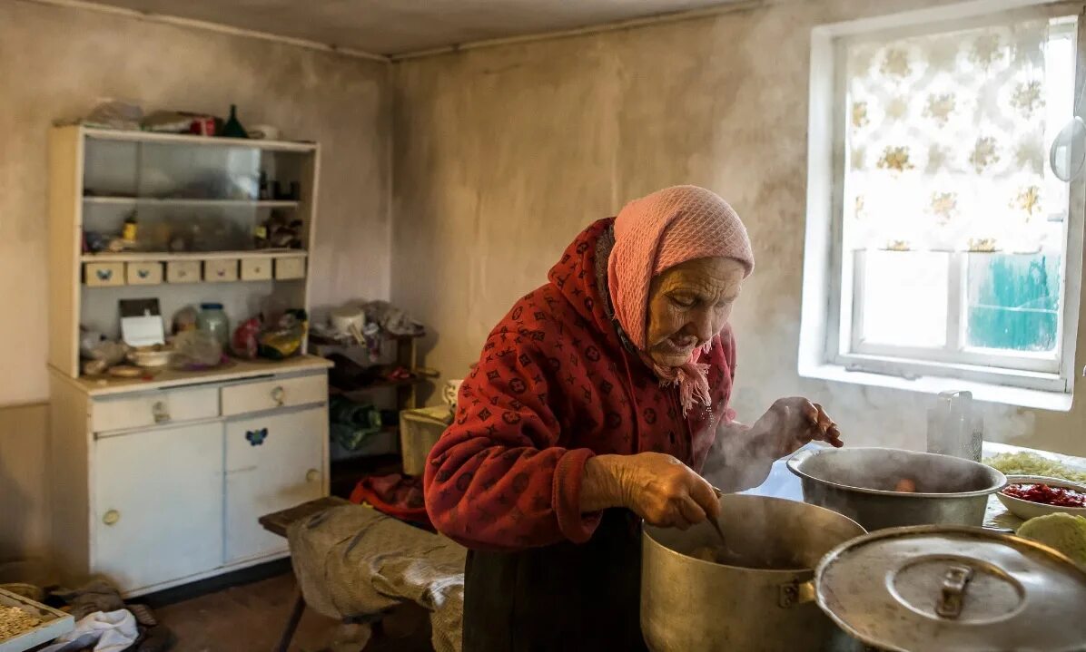 Бабушка варит. Бабушка с борщом. Борщ в селе. Бабушка готовит. Бабушка готовит борщ.