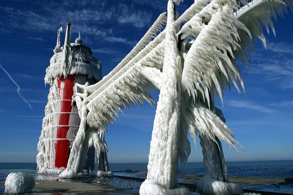Ледяной шторм в китае. Мичиган ледяной шторм. Маяк на озере Мичиган св Иосифа. Замерзший Маяк на озере Мичиган. Обледеневший Маяк во Владивостоке.