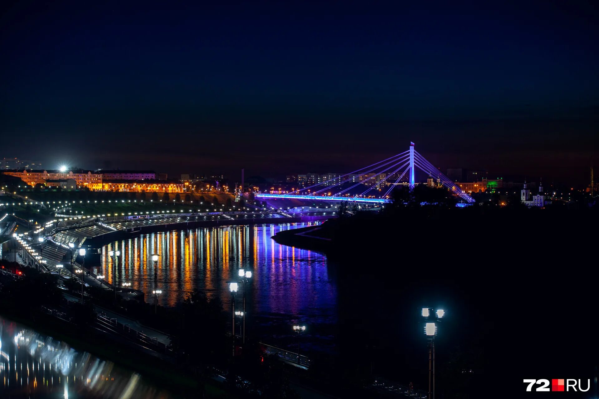 Мост влюбленных тюмень силуэт. Набережная тюмень вечером. Мост влюбленных тюмень. Куда сходить ночью в тюмени. Ночные достопримечательности тюмени.