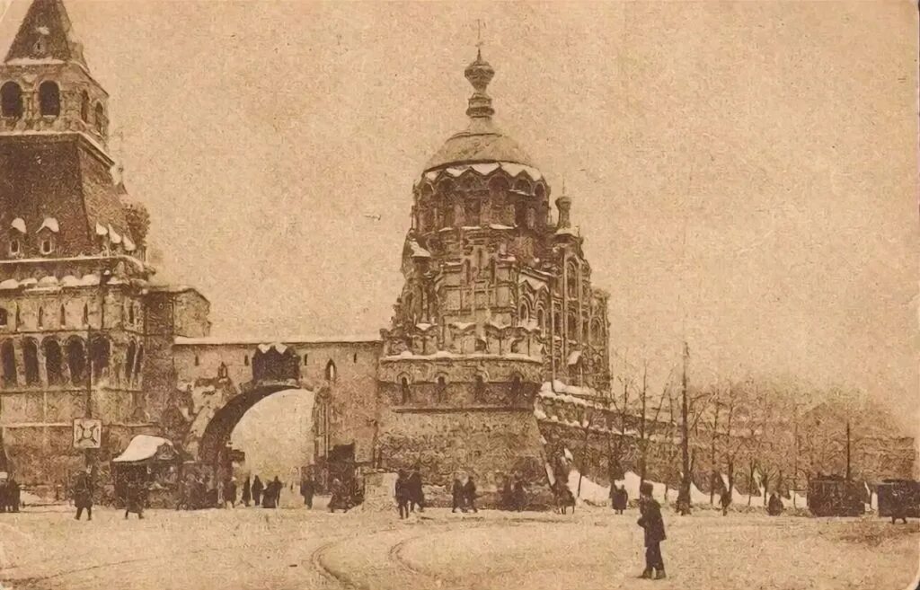 Спасская башня кремля ворота. Пз около никольских ворот. Никольские ворота москва. Китайгородская стена в москве. Владимирские ворота китайгородской стены.
