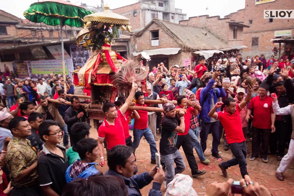 Бискет джатра. Фестиваль бискет джатра бхактапур. бхактапур непал фестиваль. индра джатра фестиваль. фестивали непала.