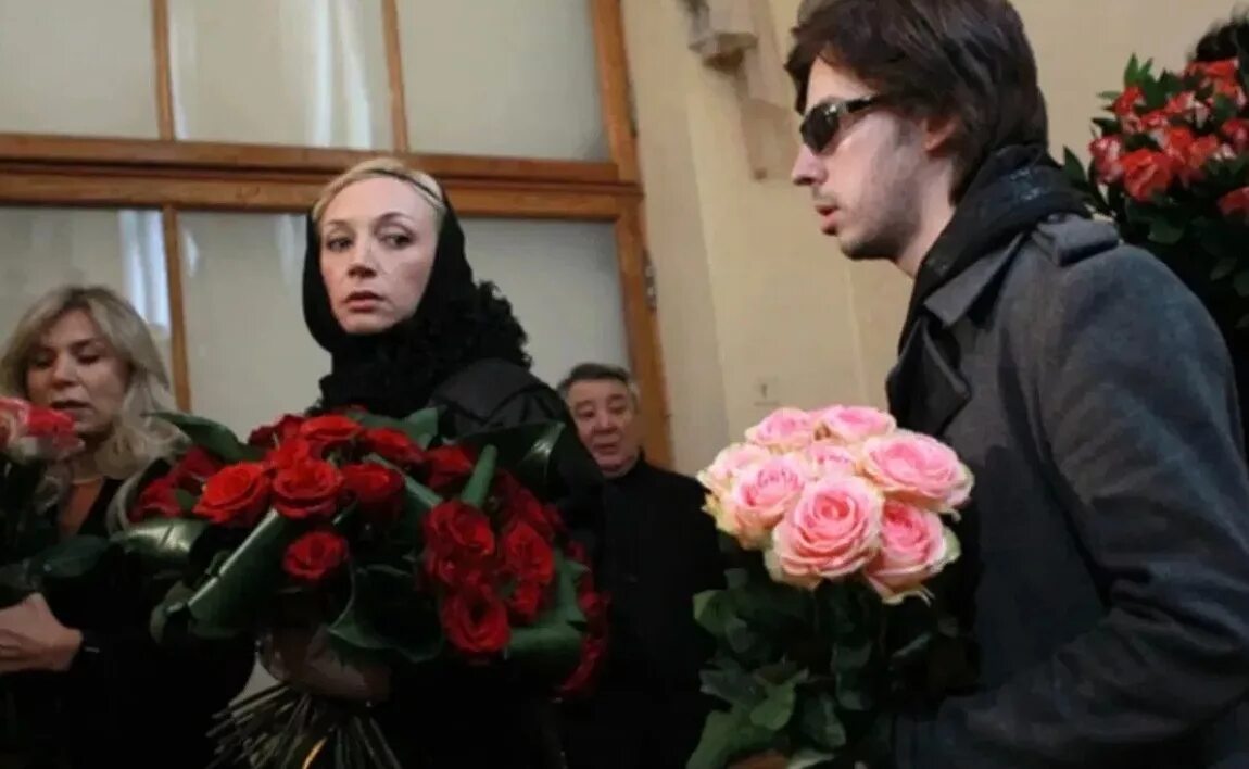 Где проходит прощание с заворотнюк. Похороны анастасии заворотнюк. похороны анастасии заворотнюк похороны. могила анастасии заворотнюк. аллу пугачеву похоронят на кузьминском кладбище.