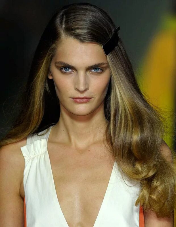 Косой пробор прямой пробор. Косой пробор прямой пробор. Пробор волос. Волосы на прямой пробор. Косой пробор на длинные волосы.