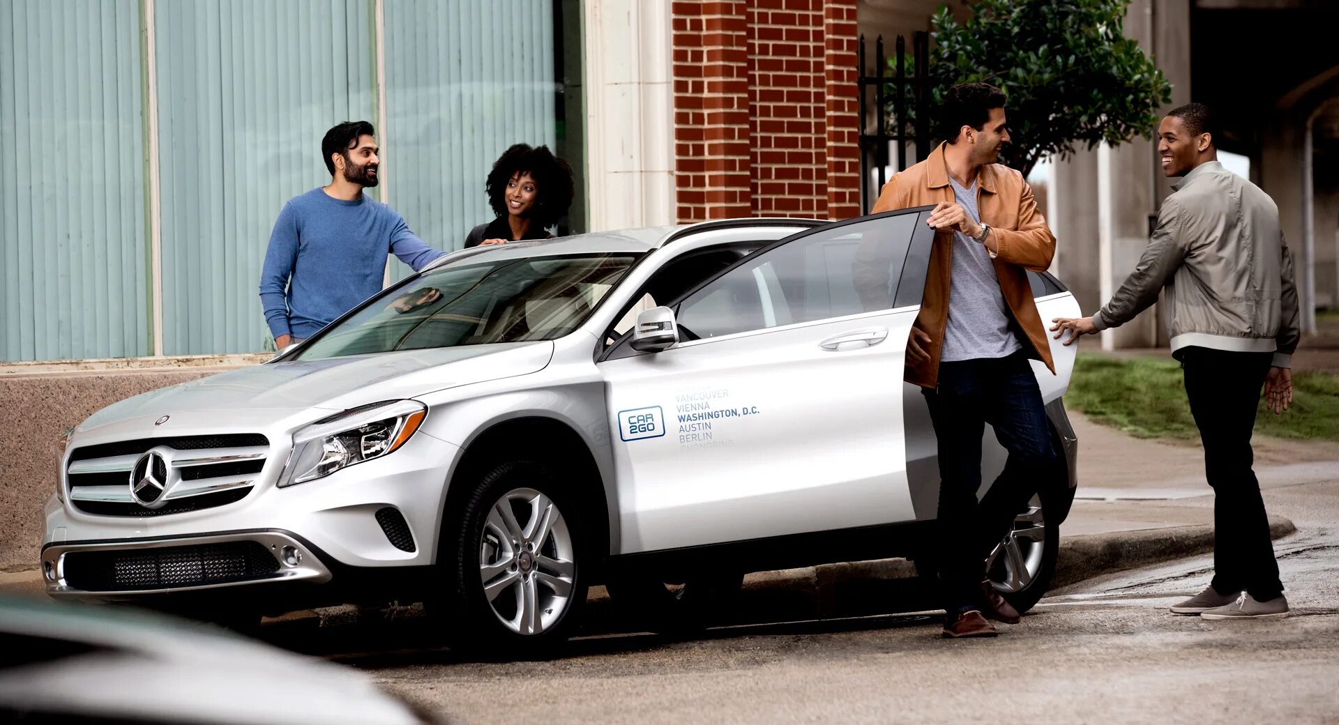 Симулятор вождения автомобиля. Две машины одна ночь. 2 in car. Smart fortwo каршеринг. Каршеринг мерседес.