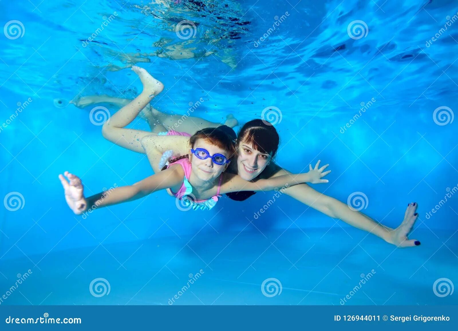 Семья плавает. We swim together. Занятия в бассейне для взрослых. We swim together. We swim together.