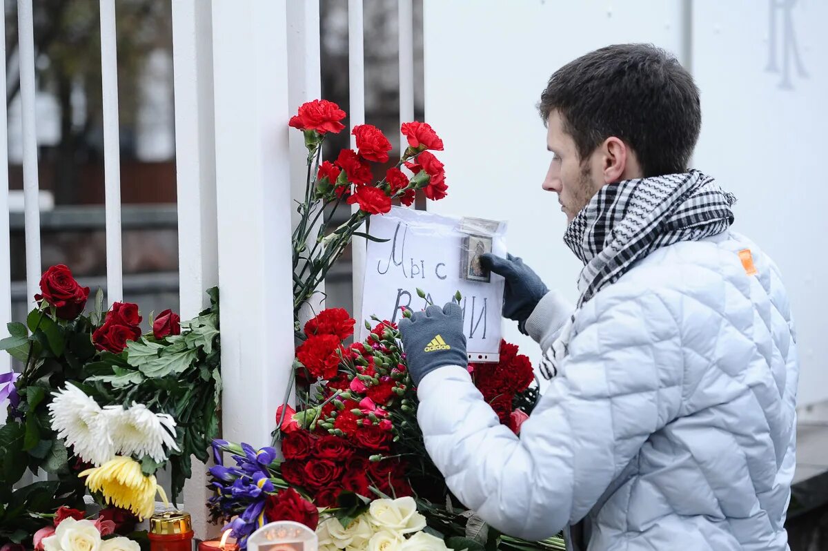 Таджик принес цветы. Люди несут цветы. Москвичи несли цветы к посольству. Москвичи несут цветы.