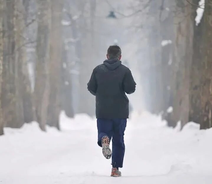 Бежать по белому снегу. Счастье зима. Пробежка в лесу зимой. Замело снегом. Девушка босиком на снегу.