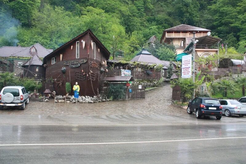 Амшенский двор краснофлотская ул 15а фото. Амшенский двор лазаревское. Амшенский двор сочи. Амшенский двор адлер павлины. Амшенский двор адлер.