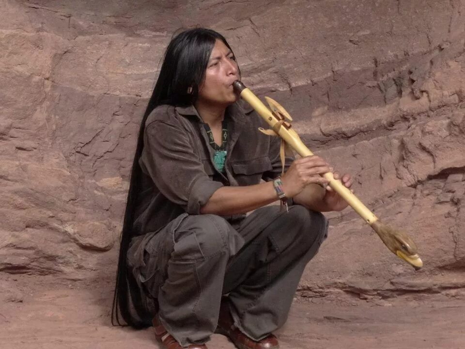 Native flute. Духовой инструмент североамериканских индейцев. Духовой инструмент индейцев. Флейта североамериканских индейцев. Индейские дудочки.