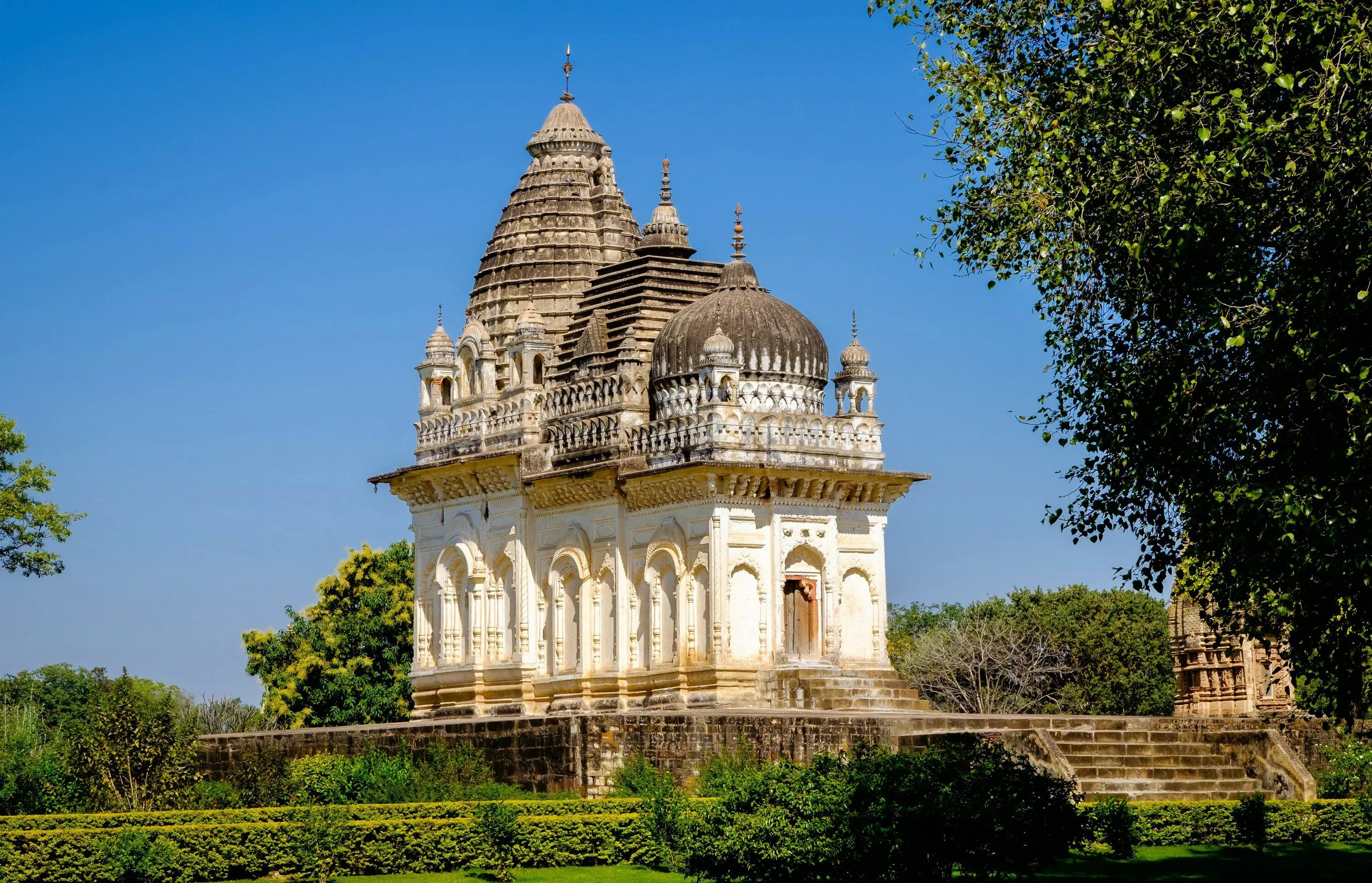 Madhya Pradesh Индия. Храм Сурья Читрагупта. Скульптура Индии храм Каджурахо. Храмы Индии, святилища индуизма, буддизм храмы.