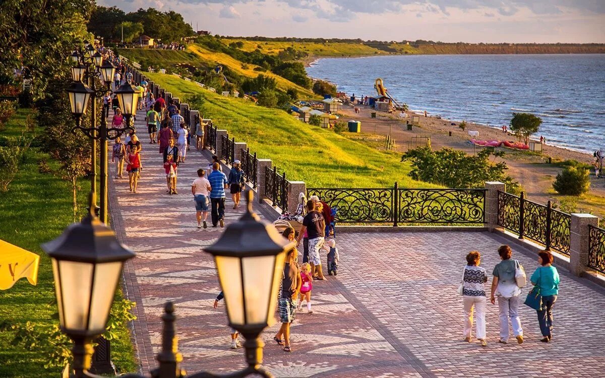 Отдых красивые города. Таганрогская набережная в Ейске. Приморская набережная Ейск. Ейск набережная Каменка. Город Ейск набережная.