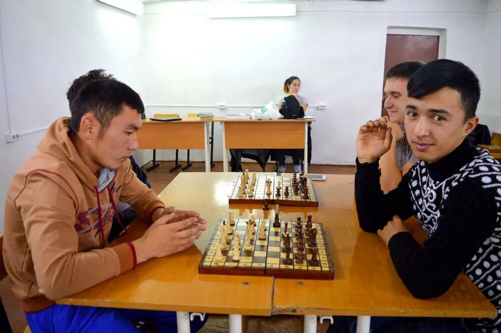 шахматный турнир связь поколений. ребенок шахматист. итоги шахматного. новогодний шахматный турнир. шахматы детская рука.