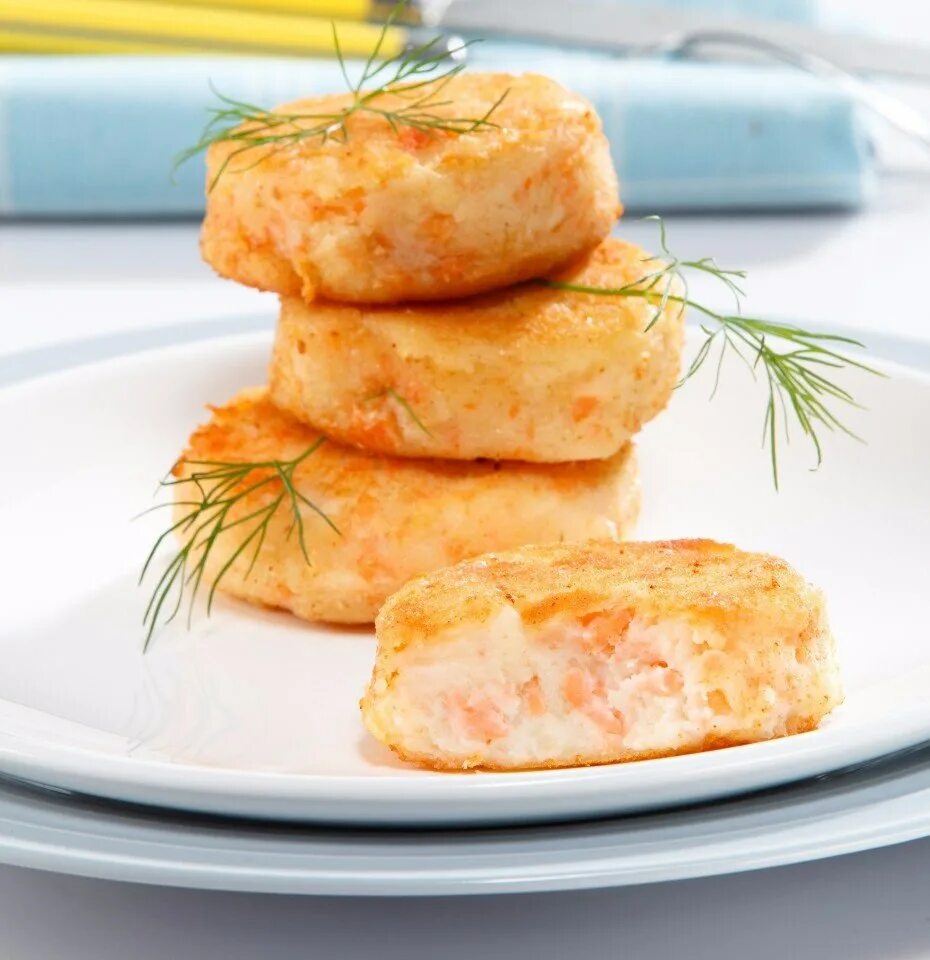 Картошка с крабовыми палочками на сковороде