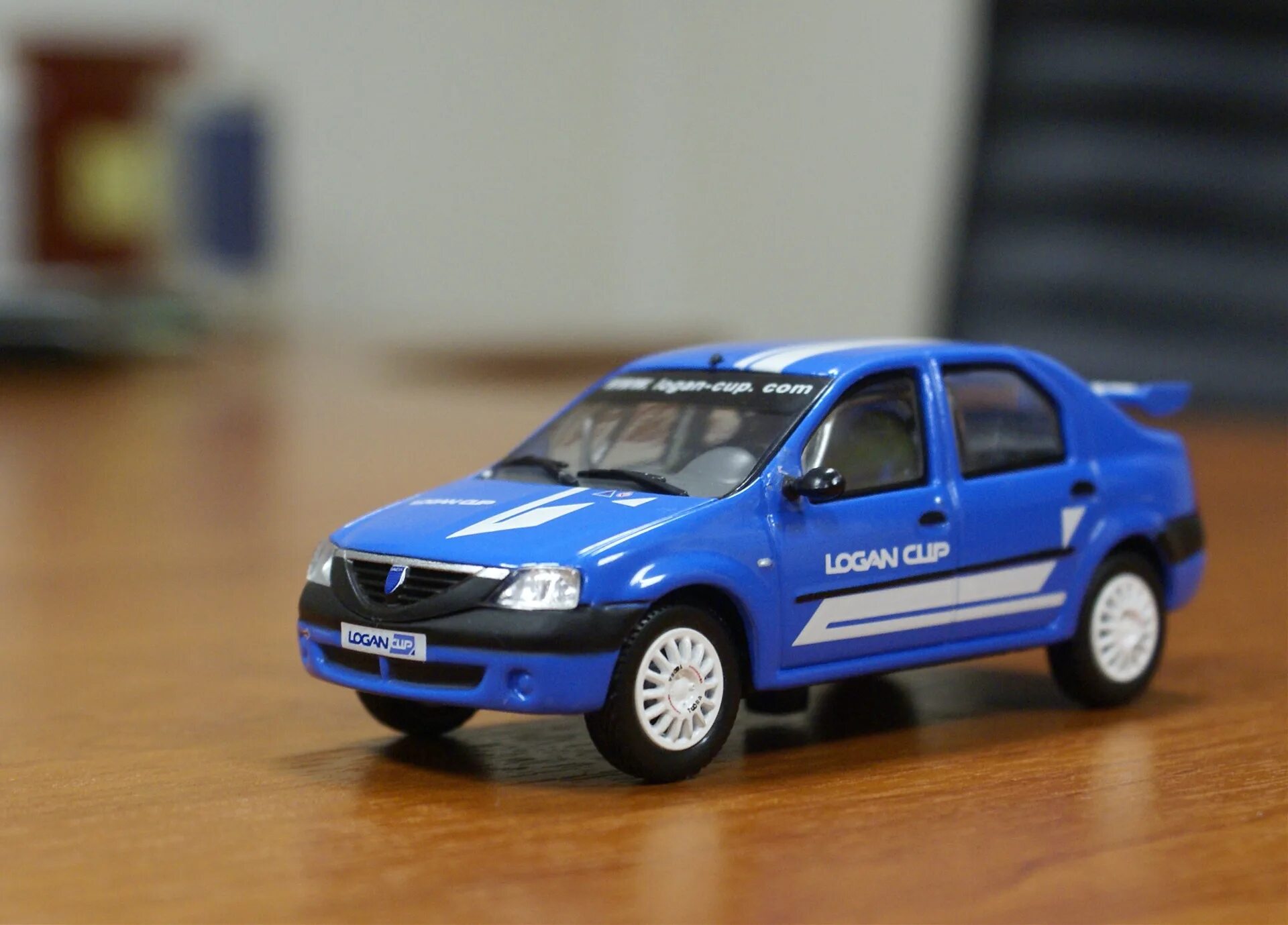 Рено логан 1 модель. Renault logan 1:43. моделька renault logan 2. моделька рено логан 1. модель рено логан 2 1 32 модель.