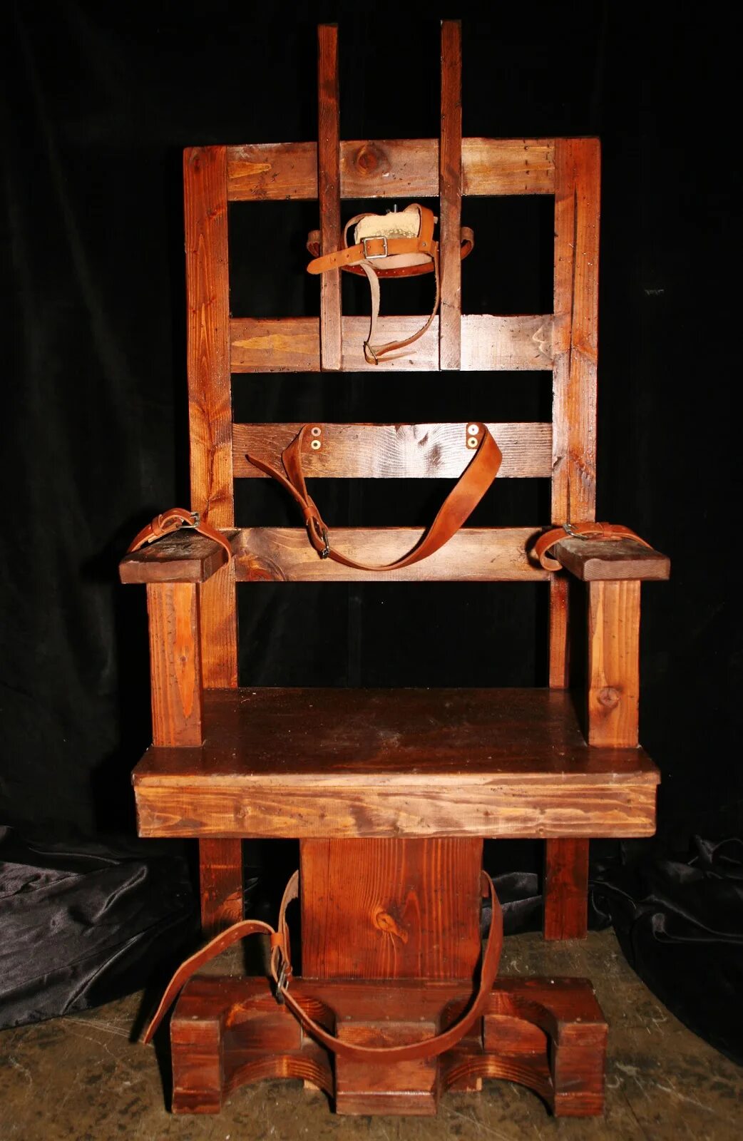 Пытка электрическим стулом. Деревянный электрический стул. Деревянный стул для пыток. Пытки на электрическом стуле.
