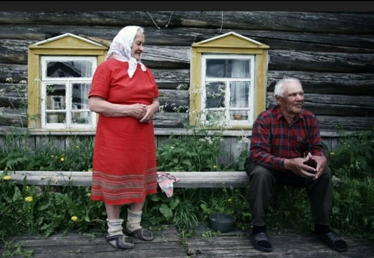 Как жить в дед доме. Старики в деревне. бабушка и дедушка в деревне. бабушка и дедушка втдеревне. пожилые люди в деревне.