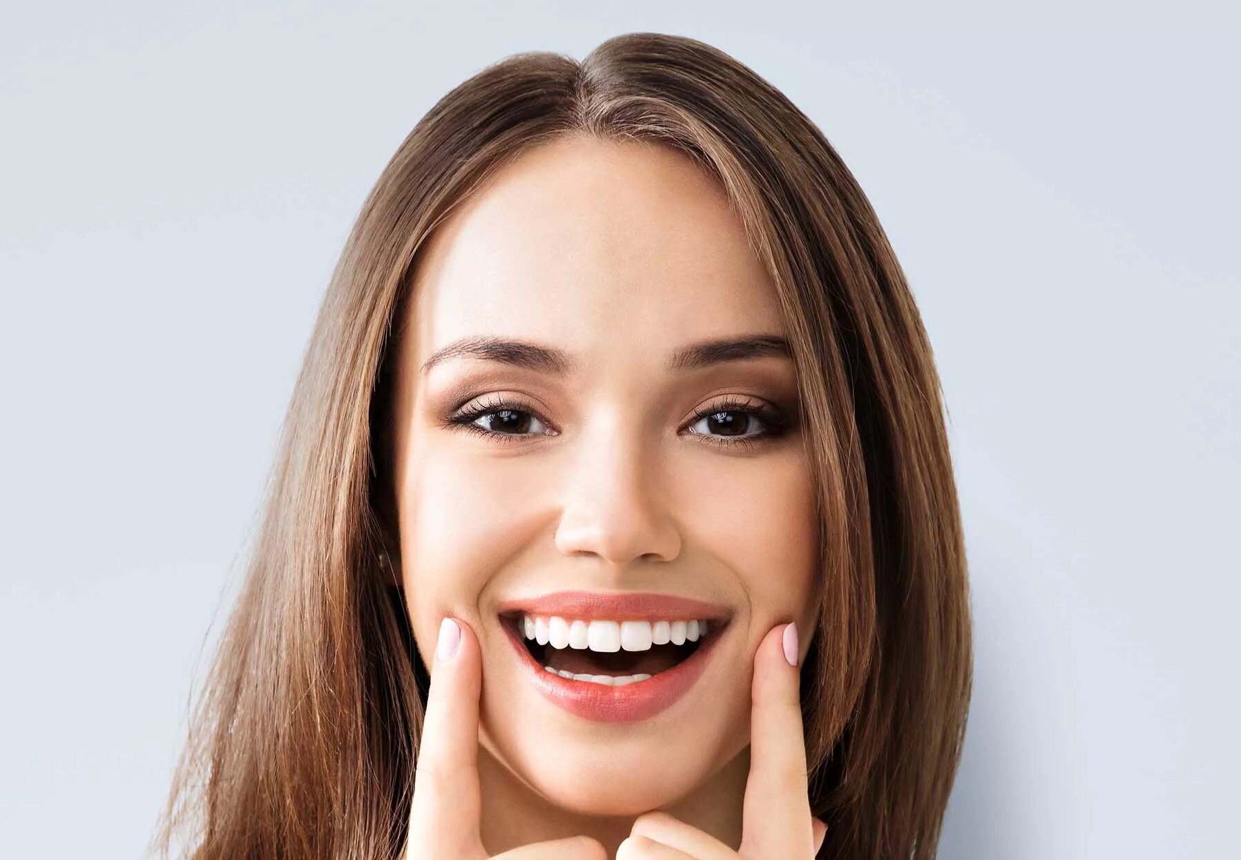 красивые девушки с брекетами. красивая улыбка. красивые зубы. большая улыбка. красивые зубы.