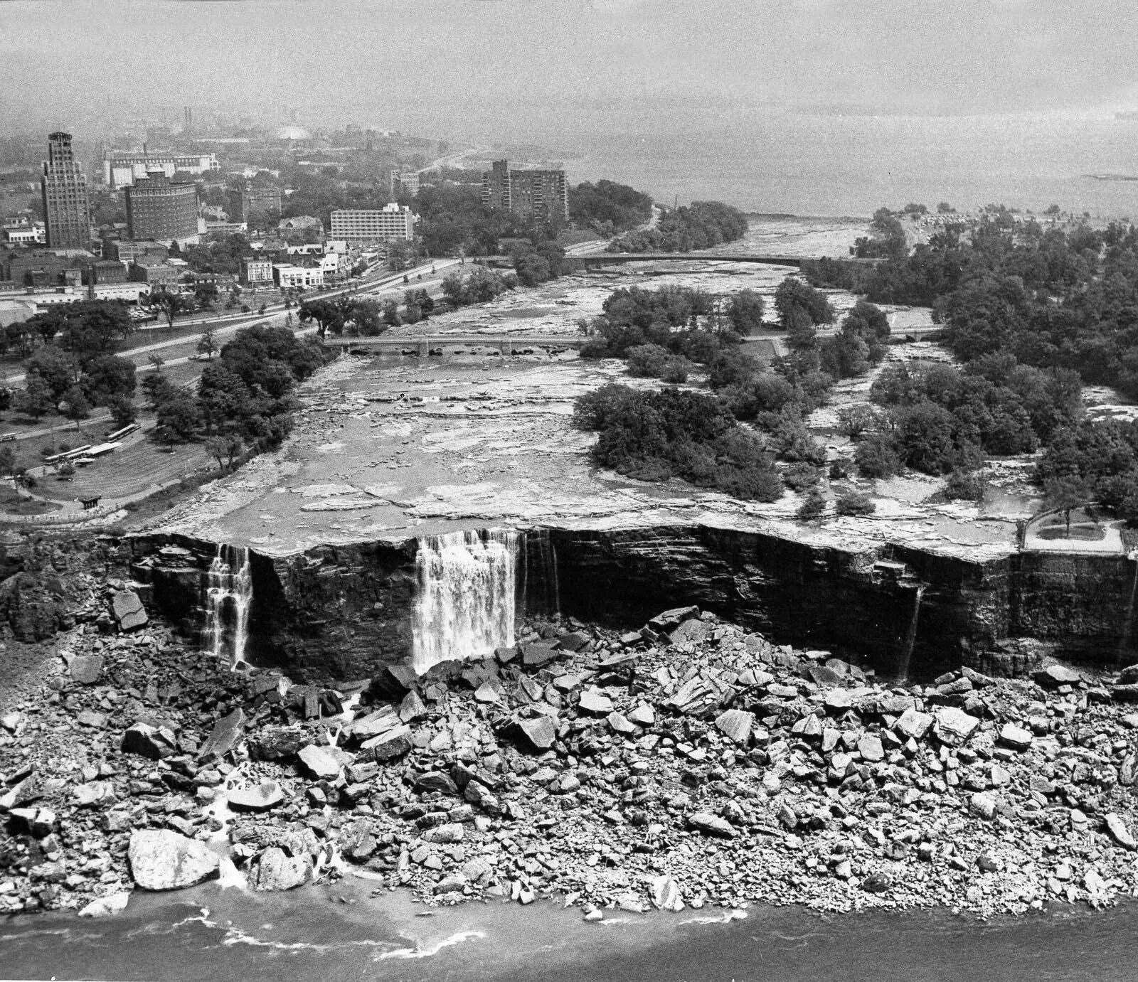 Что произошло в 1969 году. Осушение ниагарского водопада в 1969. сухой ниагарский водопад 1969. ниагарского водопада без воды 1969 год. ниагарский водопад осушили.