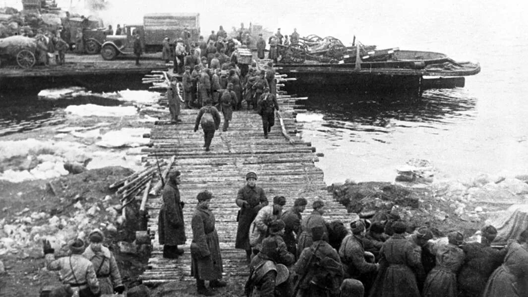 Переправа через Волгу в Сталинградской битве. Переправа через Волгу Сталинград 1942. Битва за Волгу 1942. Сталинградская битва Волга. Переправа бой