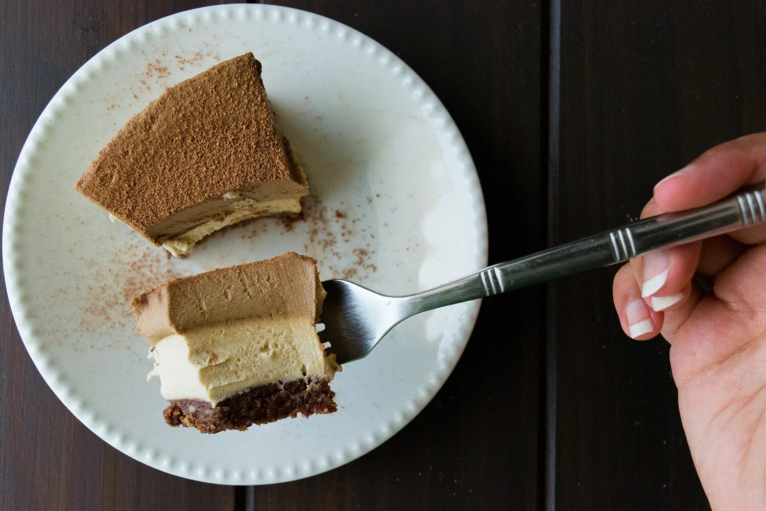 кофе с чизкейком. торт чизкейк шоколадный. чизкейк кофейно-шоколадный. капучино и чизкейк. кофейный чизкейк.