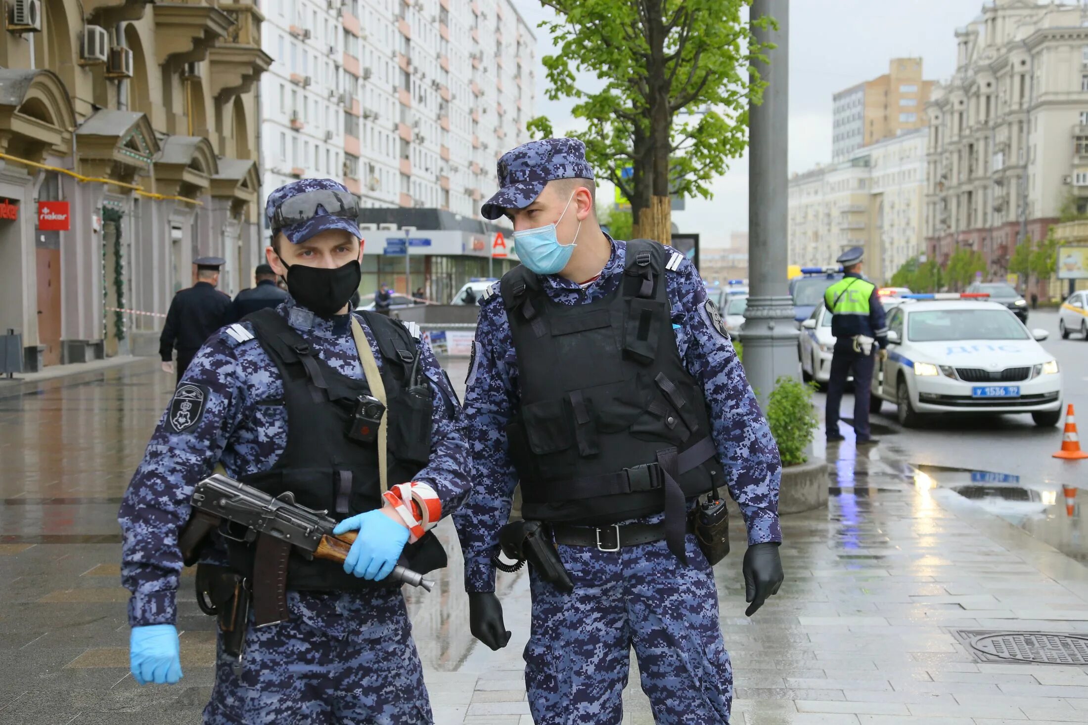 Заложник альфа. Здание альфа банка в москве. Заложники в банке. Альфа штурм банка в киеве. Заложник альфа.