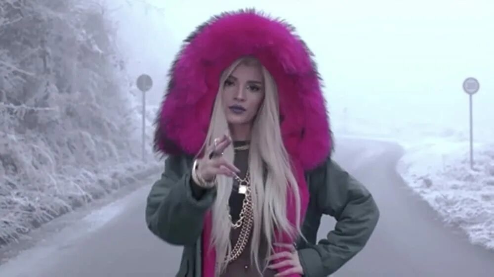 Куртка из bon bon era Istrefi. Era Istrefi куртка. Певица era Istrefi. Era Istrefi Bonbon куртка.